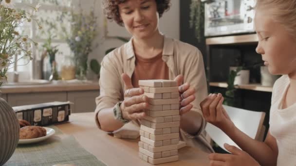 Modern Beyaz Kadın Kızının Mutfak Masasında Oturup Ahşap Kule Inşaatının — Stok video