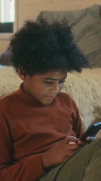 Вертикальный Портрет Современного Афроамериканского Мальчика Сидящего Полу Уютной Спальне Весело — стоковое видео