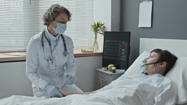 Střední Záběr Ženského Lékaře Jak Klidně Mluví Svým Pacientem Popisuje — Stock video