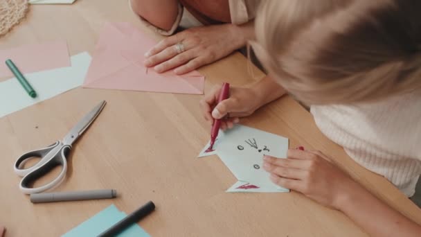 Повільний Знімок Дев Ятнадцяти Дівчат Малюють Котів Обличчям Маркерними Ручками — стокове відео
