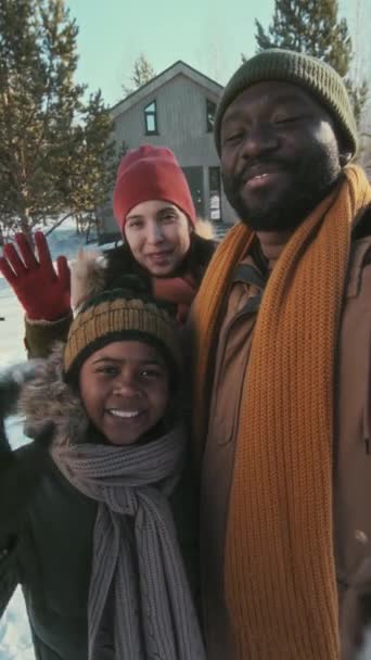 Orta Doğulu Karısı Oğluyla Kış Tatili Hakkında Video Kaydeden Afro — Stok video