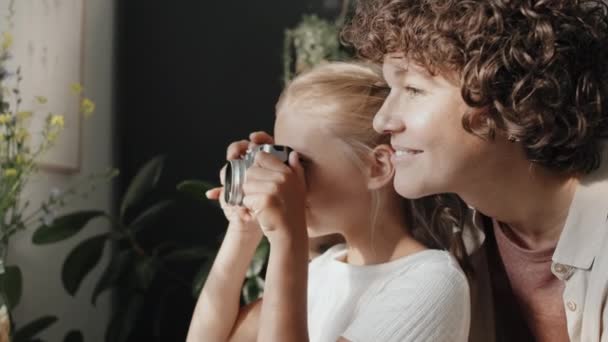 Kobieta Fotograf Spędza Czas Córką Domu Ucząc Robić Piękne Zdjęcia — Wideo stockowe