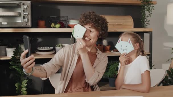 Anne Kızının Kağıt Oyuncakları Bitirdikten Sonra Akıllı Telefon Kamerasıyla Poz — Stok video