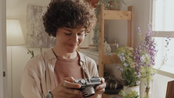 Творческая Белая Женщина Вьющимися Волосами Держащая Камеру Стоящую Уютной Кухне — стоковое видео