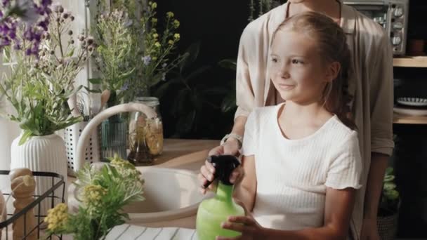 现代母亲教她十几岁的女儿如何照顾家庭植物和花卉 — 图库视频影像