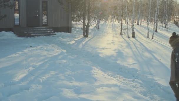 现代三口之家已抵达村庄寒假前往位于森林中的乡村住宅 — 图库视频影像
