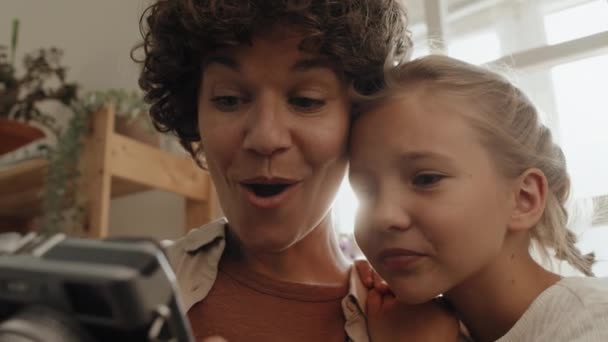 Επιλεκτική Εστίαση Κοντινό Πλάνο Χαρούμενης Μητέρας Και Κόρης Που Διασκεδάζουν — Αρχείο Βίντεο