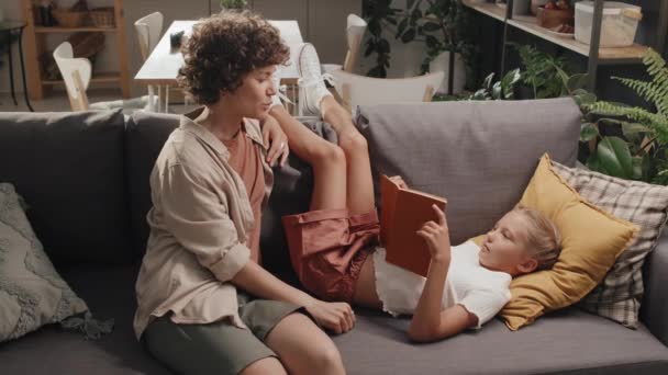 Повільний Рух Сучасної Матері Дочки Проводить Час Разом Вдома Розслабляючись — стокове відео