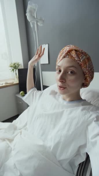 Вертикальный Снимок Женщины Раком Головной Убор Больничной Палате Рассказывающей Телефону — стоковое видео
