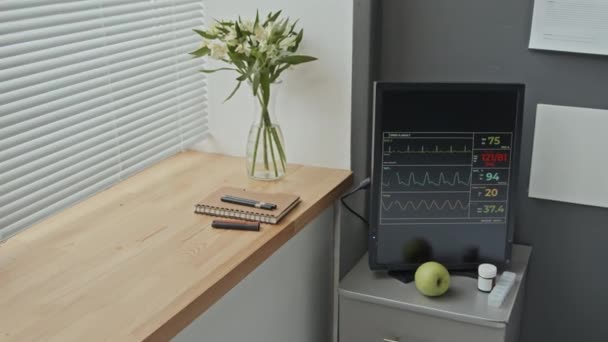 Zdjęcie Panoramiczne Oddziału Szpitalnego Monitorem Parametrów Życiowych Zielonym Jabłkiem Lekarstwem — Wideo stockowe