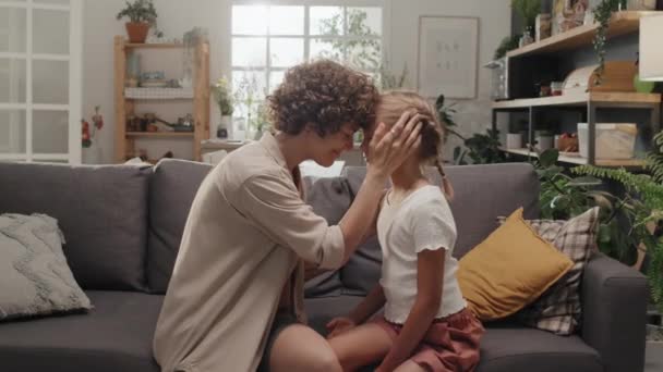 Medium Lamban Mencintai Ibu Duduk Sofa Dengan Pra Remaja Putrinya — Stok Video