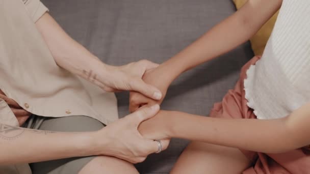 Высокоуровневый Снимок Неузнаваемой Мамы Дочери Держащихся Руки Время Разговора — стоковое видео