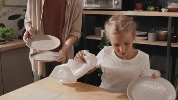 Nowoczesna Nastolatka Dziewczyna Siedzi Przy Stole Pomagając Matce Kuchni Wycierając — Wideo stockowe