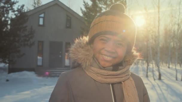Güneşli Bir Kış Gününde Modern Kır Evinin Karşısında Durup Kameraya — Stok video