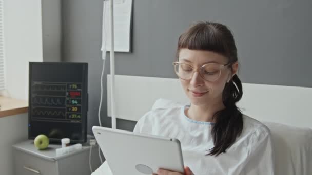Közepes Közelkép Fehér Nőről Vezeték Nélküli Fülhallgatóban Kórházban Digitális Tabletjét — Stock videók
