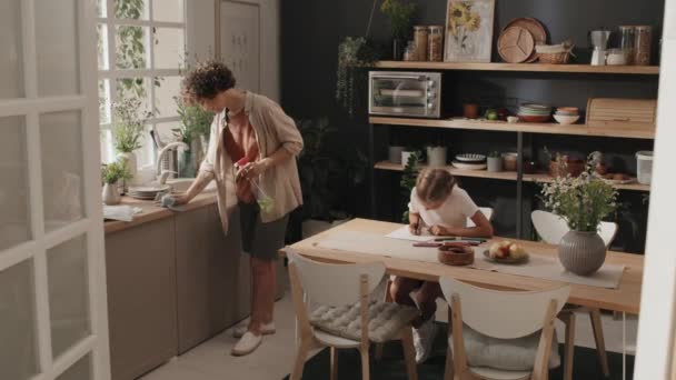 Lange Aufnahme Von Frau Und Tochter Die Reim Der Küche — Stockvideo