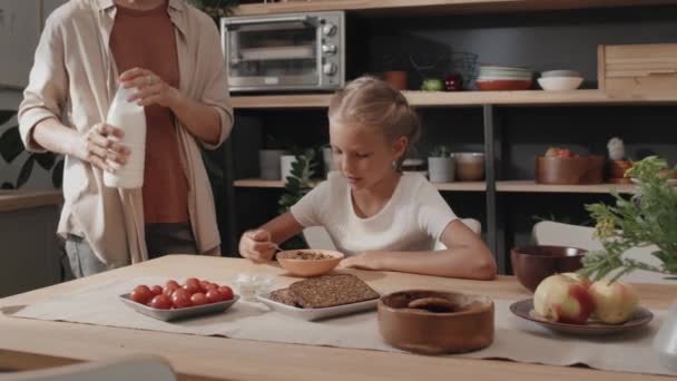 Preteen Mädchen Sitzt Tisch Der Küche Und Beginnt Ihr Frühstück — Stockvideo