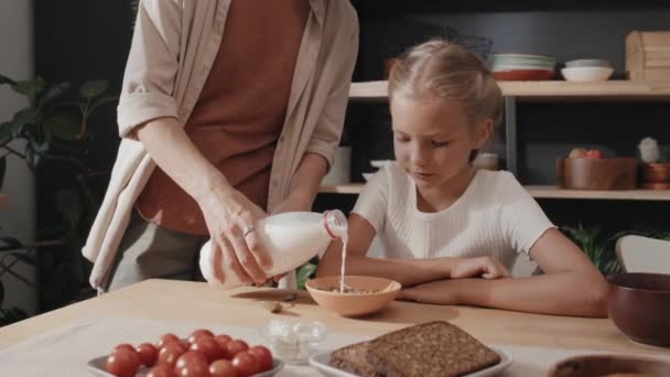 Unerkennbare Mutter Steht Tisch Und Frühstückt Für Ihre Schwangere Tochter — Stockvideo