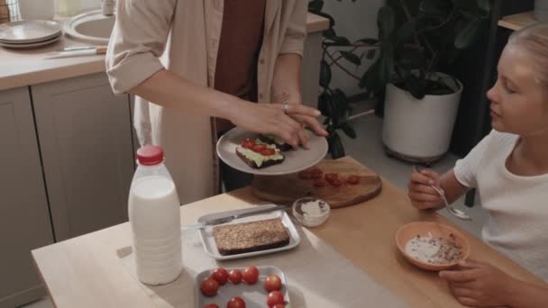 现代年轻母亲为女儿做健康早餐的高透视镜头 — 图库视频影像