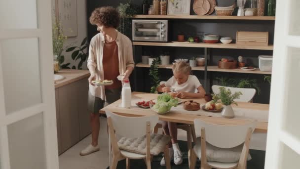 Beyaz Kadın Yemek Pişirmek Için Balık Tutuyor Küçük Kızıyla Kahvaltıya — Stok video