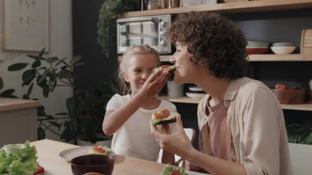 Moderne Mutter Und Tochter Sitzen Tisch Und Füttern Sich Beim — Stockvideo