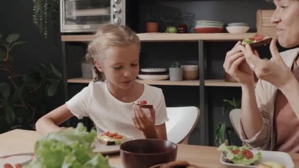 Střední Záběr Moderní Maminky Dcery Sedí Stolu Kuchyni Společně Snídají — Stock video