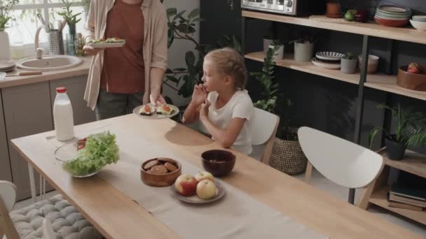 Zpomalený Záběr Milující Matky Prostírání Stůl Snídani Zatímco Dcera Čeká — Stock video