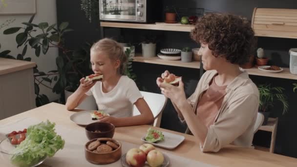 现代妈妈和女儿每天早上都在家里吃着健康的三明治 还有奶油奶酪和蔬菜 — 图库视频影像