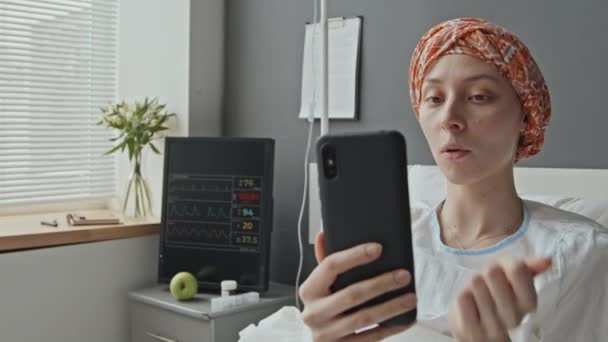 Kulaklık Takan Hastane Önlüğü Giyen Bir Kadının Hastanede Telefonla Konuştuğu — Stok video