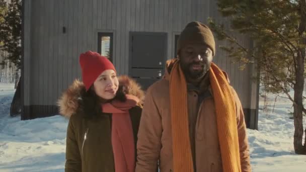 Etnik Çeşitlilikte Birbirine Aşık Erkek Kadının Orta Boy Portresi Kış — Stok video