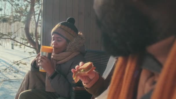 不同种族的爸爸 妈妈和他们的儿子在冬日坐在户外的椅子上吃午饭的选择性聚焦镜头 — 图库视频影像
