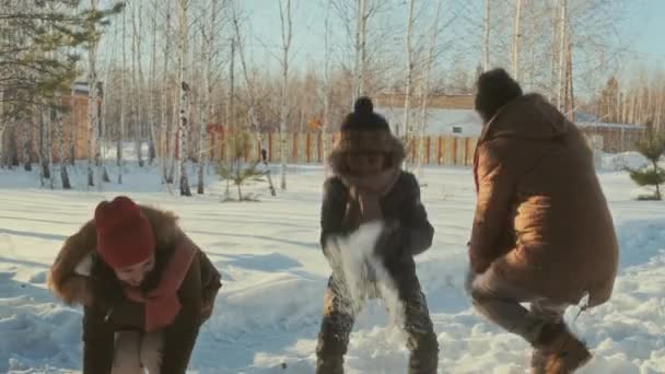 现代家庭的慢动作 孩子们在户外度过冬天 一边玩耍一边打雪 — 图库视频影像
