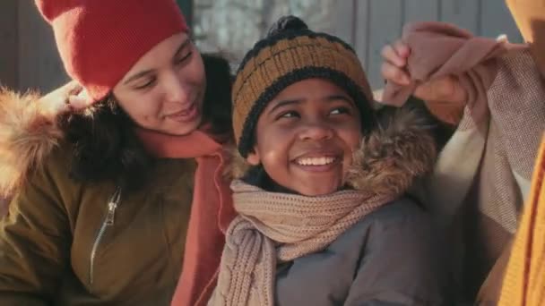 不同族裔的母亲和父亲抱着他们快乐的儿子在户外度过冬季的中等特写 — 图库视频影像