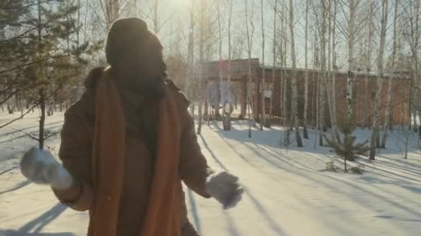 在阳光明媚的冬日 快乐的非裔美国人与家人或朋友在当地公园打雪仗 — 图库视频影像