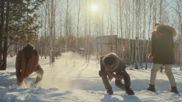 Güneşli Kış Gününde Kişilik Sıcak Kıyafetler Giymiş Karla Oynayan Modern — Stok video