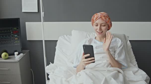 Střední Záběr Bělošky Zábalem Hlavy Chatování Telefonu Zatímco Prochází Chemoterapií — Stock video