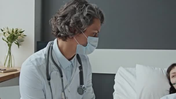 Zdjęcie Panoramiczne Kobiety Lekarza Siwymi Włosami Białym Fartuchu Masce Rozmawiającej — Wideo stockowe