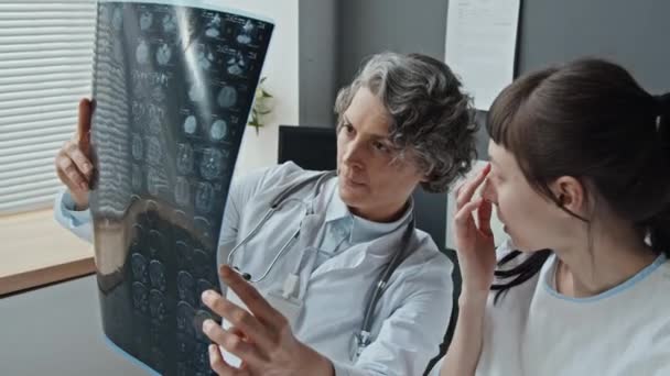 中特写女医生解释X光检查结果时 病人坐在床上仔细聆听 — 图库视频影像