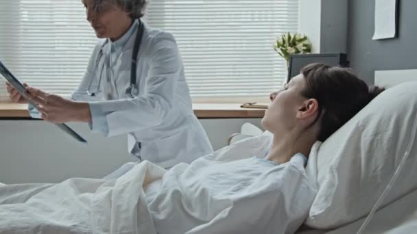 Střední Snímek Ženy Středního Věku Která Kontroluje Svého Pacienta Ukazuje — Stock video