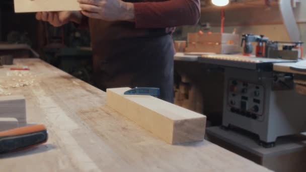 男性の手が飛行機を保持しながらクランプで固定された木材の選択的なフォーカス媒体クローズアップ — ストック動画