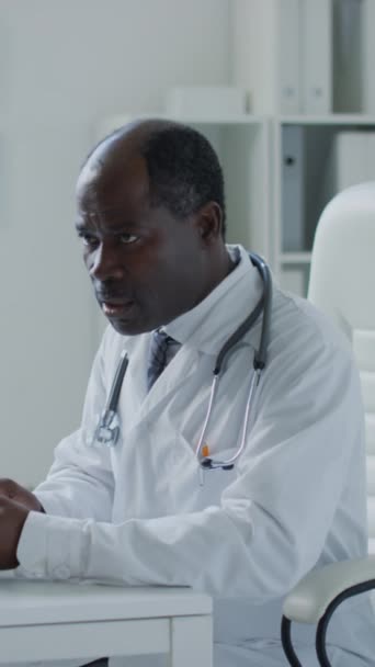 Inyección Lateral Vertical Del Médico Afroamericano Sosteniendo Comprimido Explicando Los — Vídeo de stock
