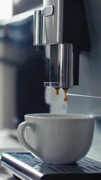 Dikey Olarak Kahve Makinesinin Kahve Fincanını Kahve Kapuçino Ile Doldurması — Stok video