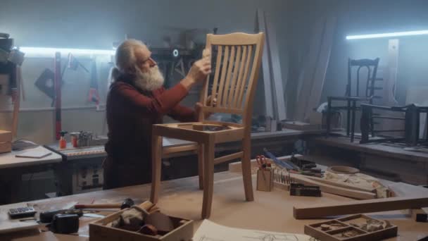 Середній Повний Знімок Кавказького Старшого Чоловіка Сірим Волоссям Бородою Шліфування — стокове відео
