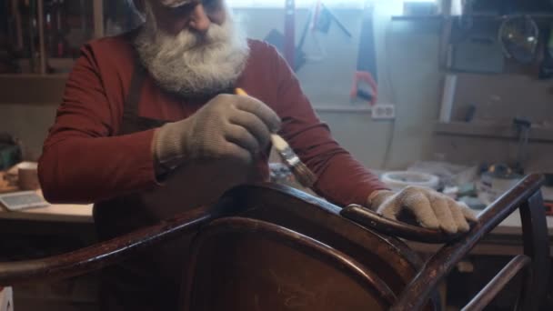 Medium Närbild Bild Senior Vit Trätillverkare Står Sin Verkstad Lackering — Stockvideo