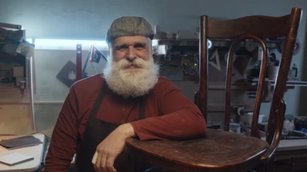 Πορτρέτο Του Παλαιότερου Καυκάσιου Ξύλινου Κατασκευαστή Που Φοράει Καπέλο Ενώ — Αρχείο Βίντεο