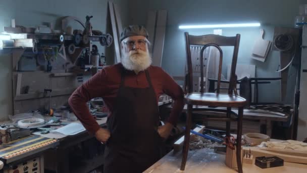 Vergrößern Porträt Des Grauhaarigen Tischlers Mit Hut Und Schutzbrille Der — Stockvideo