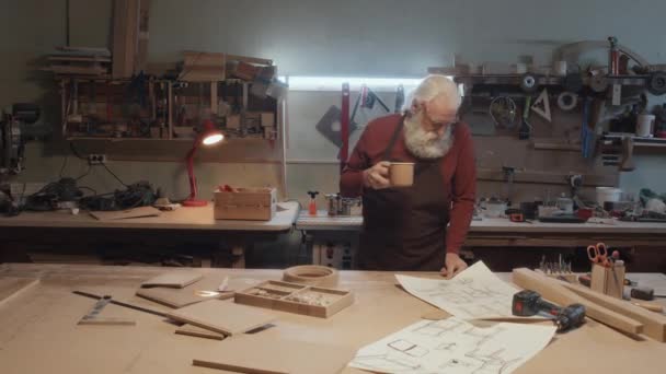 Přiblížit Portrét Staršího Bělošského Výrobce Dřeva Stojícího Pracovního Stolu Pijícího — Stock video
