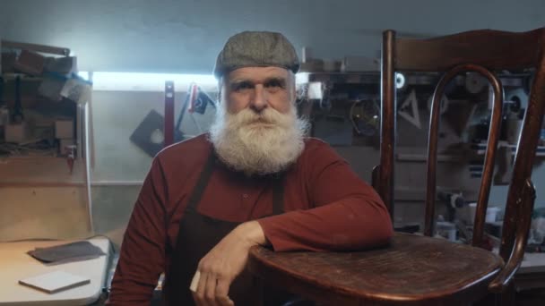Retrato Médio Carpinteiro Caucasiano Idoso Usando Chapéu Cinza Avental Encostado — Vídeo de Stock