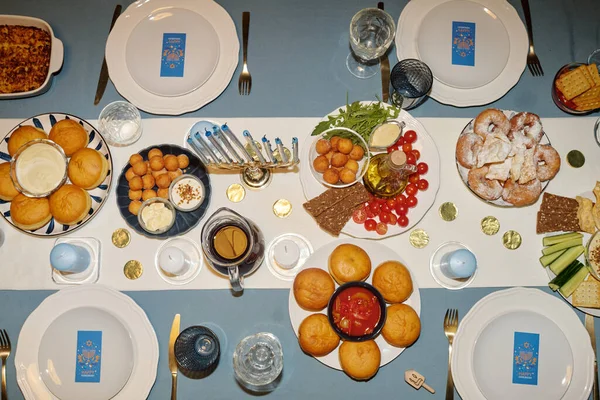 从上面俯瞰节日餐桌 为犹太家庭邀请的客人提供自制食品和饮料 参加光明节晚宴 — 图库照片