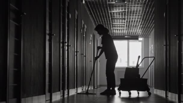 Vollständige Aufnahme Der Schwarz Weißen Silhouette Einer Frau Hausmeisteruniform Die — Stockvideo